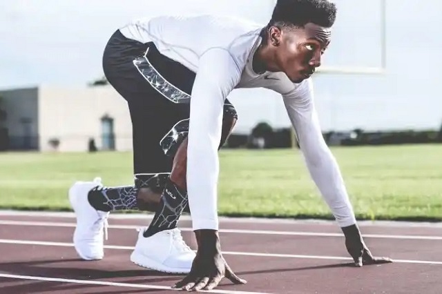 toric contact lenses thumbnail male athlete